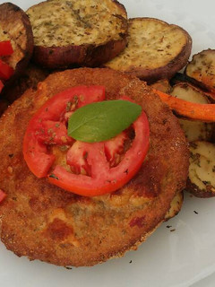 Una foto de Hamburguesa de quinoa con papas, boniatos y zanahorias al horno