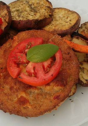 Una foto de Hamburguesa de quinoa con papas, boniatos y zanahorias al horno