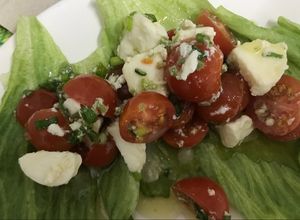 Una foto de Ensalada de tomate cherry con mozzarella de búfala