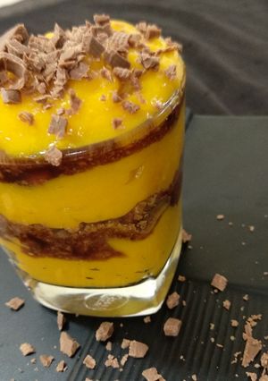 मेंगो चॉकलेट ट्रफल (Mango chocolate trifle recipe in Hindi) रेसिपी मुख्य फोटो