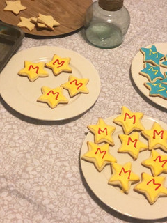 Una foto de Galletitas de mantequilla, decoradas con glaseado