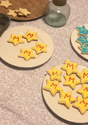 Una foto de Galletitas de mantequilla, decoradas con glaseado