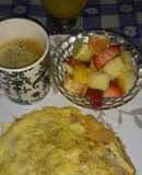 Desayuno jugo de naranja+omelette+ensalada de frutas+café