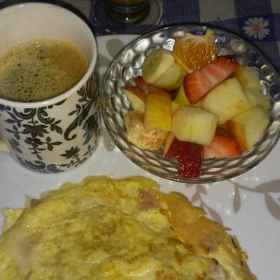 Desayuno jugo de naranja+omelette+ensalada de frutas+café Receta de Estela  Castro Sosa- Cookpad