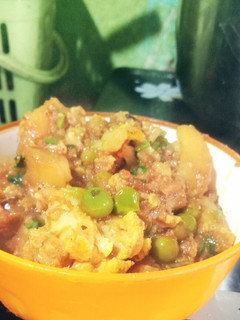 आलू गोभी मटर की सब्जी (aloo gobi matar ki sabzi recipe in Hindi) रेसिपी मुख्य फोटो