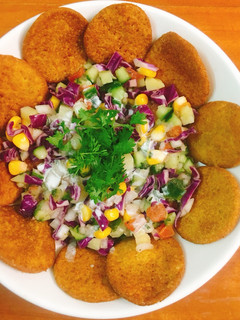 Hình của món Bánh bột mì nguyên cám giòn mix salad.
