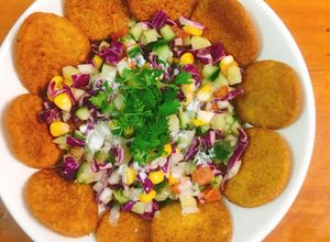 Hình của món Bánh bột mì nguyên cám giòn mix salad.