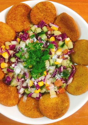 Hình của món Bánh bột mì nguyên cám giòn mix salad.
