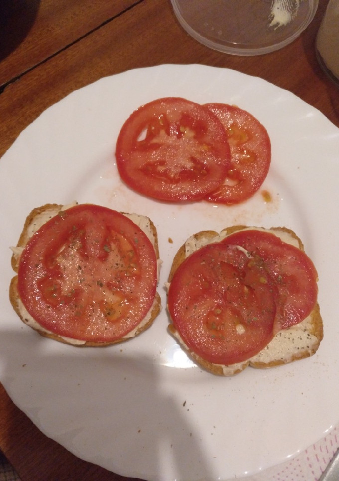 Una foto de Tostadas de hummus y tomate