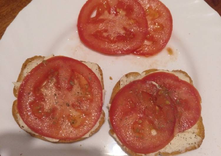 Tostadas de hummus y tomate