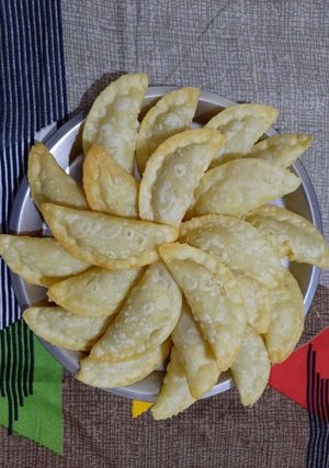 गुजिया (gujiya recipe in Hindi) रेसिपी मुख्य फोटो