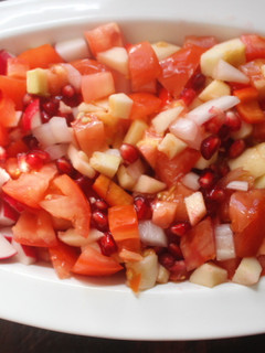 Una foto de Pico de gallo con granada y rábanos