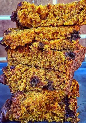 A picture of [Vegan] Chocolate chip pumpkin bread.