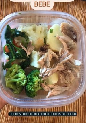 Una foto de Pollo, papa y vegetales para almuerzo de bebé o adulto muy sano