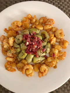 Una foto de Alcachofas, jamón y gambas con curry
