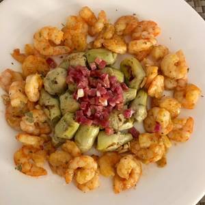 Alcachofas, jamón y gambas con curry