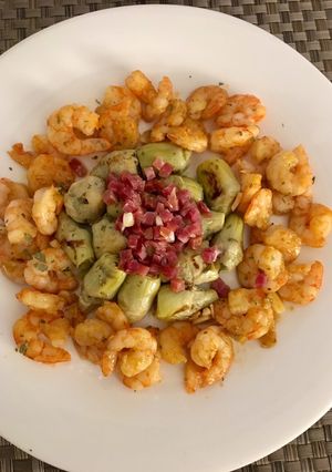 Una foto de Alcachofas, jamón y gambas con curry