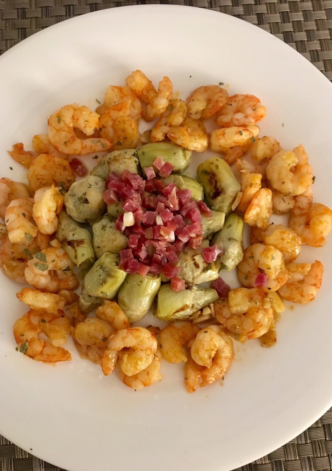 Una foto de Alcachofas, jamón y gambas con curry