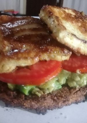 Una foto de Hamburguesa de Soja con Tofu a la plancha, Tomate & Palta