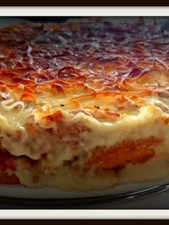 Una foto de Pastel de pan y bechamel con carne