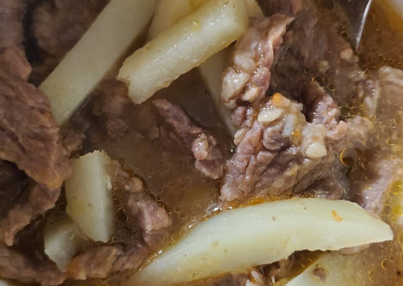 Papas con bistec en caldillo de jitomate