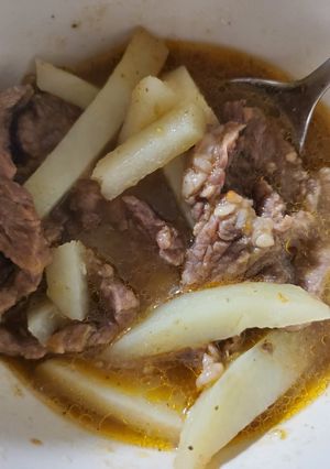 Una foto de Papas con bistec en caldillo de jitomate
