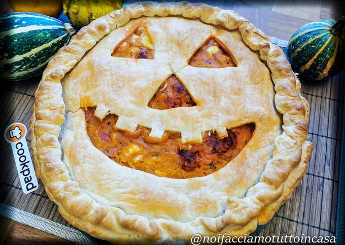 Ricetta di Veloce Torta salata ripiena di zucca per Halloween