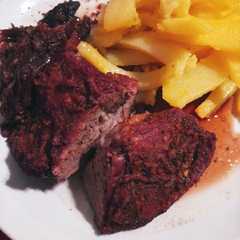 Una foto de Bola de lomo al vino tinto con papas