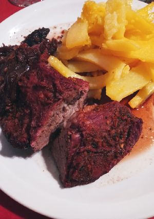 Una foto de Bola de lomo al vino tinto con papas