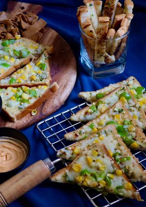 ચીઝ કોર્ન ગાર્લીક બ્રેડ (Cheese Corn Garlic Bread Recipe in Gujarati) રેસીપી મુખ્ય ફોટો