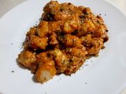 Una foto de ñoquis en salsa de perejil