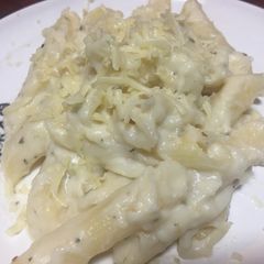 A picture of Pasta in white sauce.