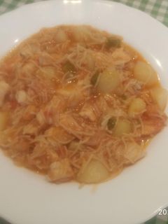 Una foto de Guiso marinero de cazón o tintorera con papas y fideos