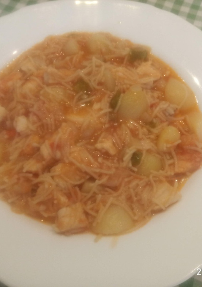 Una foto de Guiso marinero de cazón o tintorera con papas y fideos