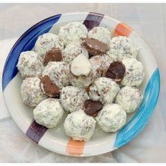 A picture of Crispy coconut balls milk candy 🍭.