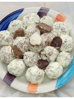 A picture of Crispy coconut balls milk candy 🍭.