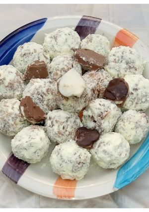 A picture of Crispy coconut balls milk candy 🍭.