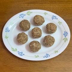 A picture of Dry fruits laddu.