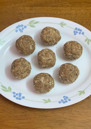 A picture of Dry fruits laddu.