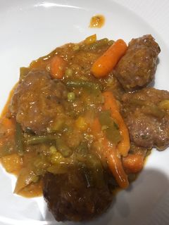 Una foto de Filetes rusos en salsa jardinera