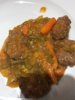 Una foto de Filetes rusos en salsa jardinera