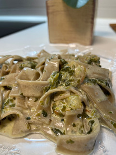Una foto de Tagliatelle con gambas y espinacas