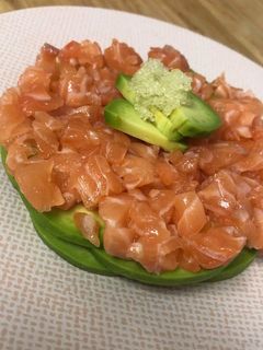 Une photo de Tartare saumon avocat