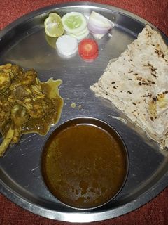 सुकं व रस्सा चिकन (sukh v rasa chicken recipe in marathi) रेसिपी चे मुख्य फोटो