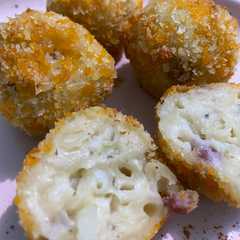 A picture of Mac n cheese ball.