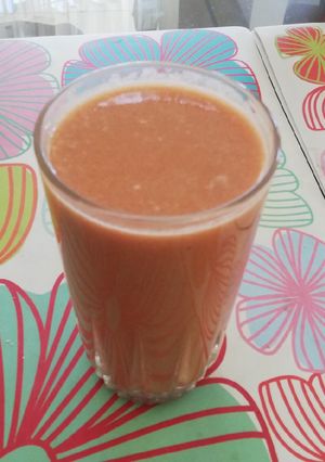 Una foto de Jugo de zanahoria, plátano y manzana