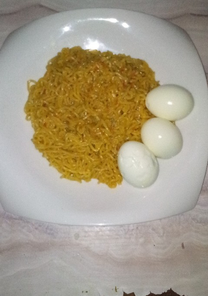 A picture of Simple indomie and boiled eggd.