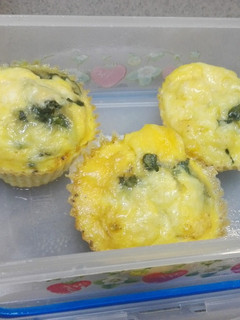 Una foto de Muffin de huevo con espinaca