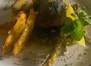 Una foto de Cerne de venado con salsa verde y naranjas fritas