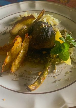 Una foto de Cerne de venado con salsa verde y naranjas fritas